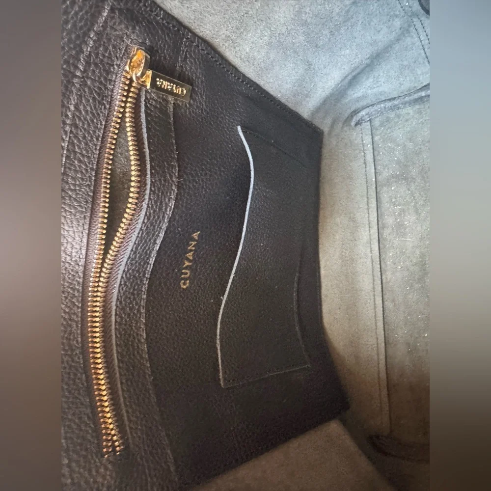 Cuyana Cuyana Leather Zippered Tote in Black Pebbled Leather - Picture 9 of 12